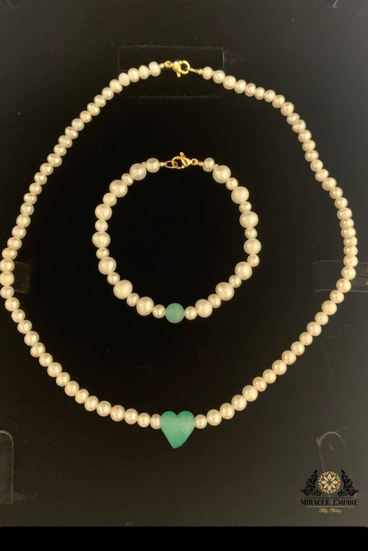Unique and exclusive woman girls teens necklace and bracelet set handmade of Natural 5-7mm Pearls, 2 Emeralds middle heart shape and a 18k gold plated clasp.