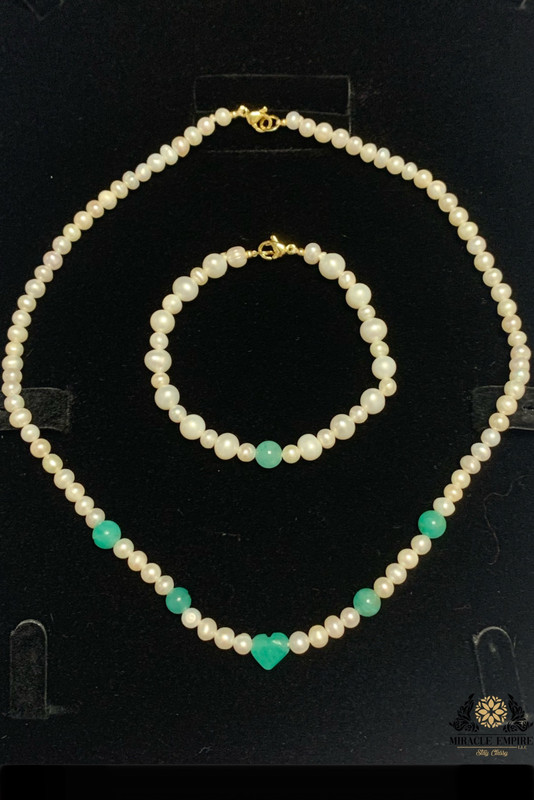 Unique and exclusive woman girls teens necklace and bracelet set handmade of Natural 5-7mm Pearls, 6 Emeralds middle heart shape and a 18k gold plated clasp.