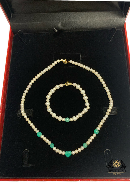 Unique and exclusive woman girls teens necklace and bracelet set handmade of Natural 5-7mm Pearls, 6 Emeralds middle heart shape and a 18k gold plated clasp. - Image 2