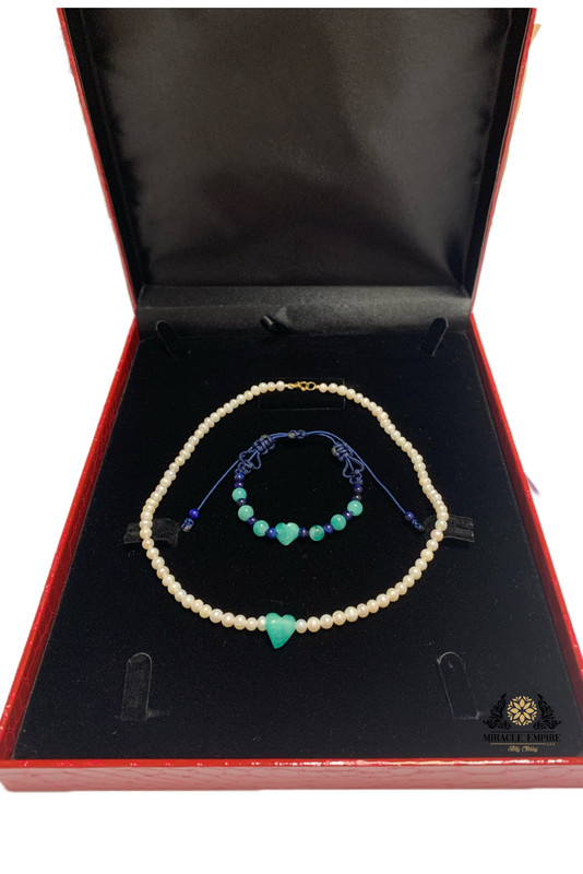 Unique and exclusive teens woman necklace and girls bracelet set handmade of Natural 5-7mm Pearls, 2 heart shape 6 Emeralds and a 18k gold plated clasp. - Image 2