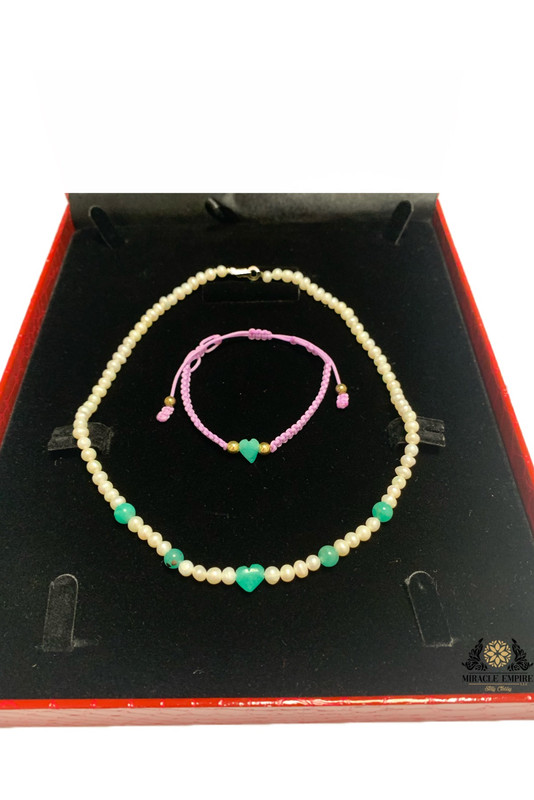 Unique and exclusive girls woman necklace and teens bracelet set handmade of Natural 5-7mm Pearls, 2 heart shape 4 Emeralds and a 18k gold plated clasp. - Image 2