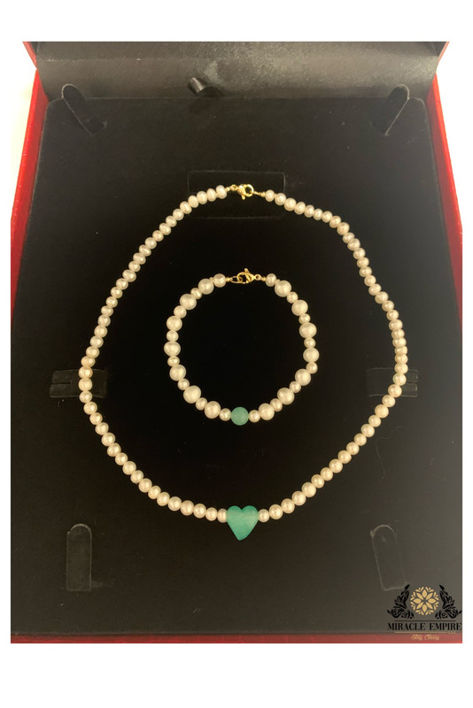 Unique and exclusive woman girls teens necklace and bracelet set handmade of Natural 5-7mm Pearls, 2 Emeralds middle heart shape and a 18k gold plated clasp. - Image 2