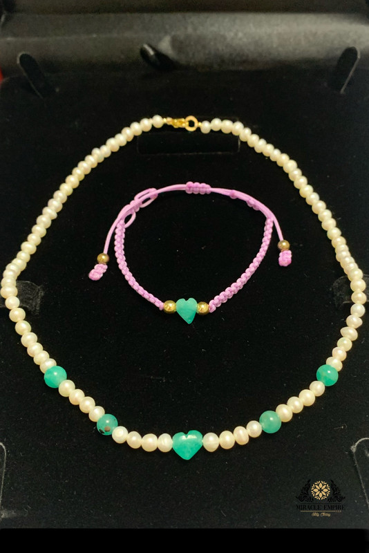 Unique and exclusive girls woman necklace and teens bracelet set handmade of Natural 5-7mm Pearls, 2 heart shape 4 Emeralds and a 18k gold plated clasp.