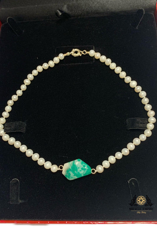 Unique and exclusive Woman Necklace handmade of Natural 8mm Pearls, Emerald and a 18k gold plated clasp. - Image 2