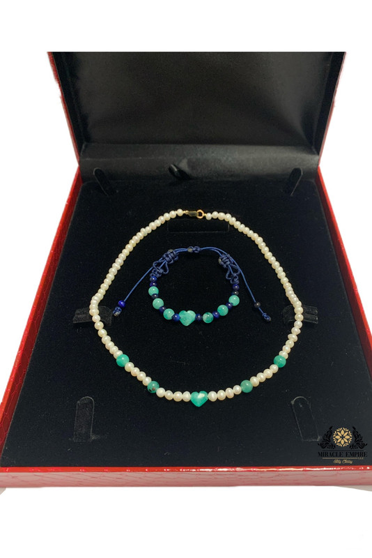 Unique and exclusive teens woman necklace and girls bracelet set handmade of Natural 5-7mm Pearls, 2 heart shape 10 Emeralds and a 18k gold plated clasp. - Image 2